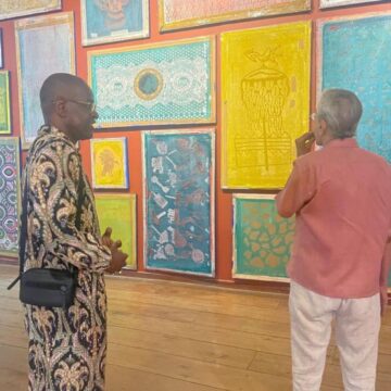 Caetano Veloso visita exposição de Alberto Pitta no Museu de Arte Moderna da Bahia