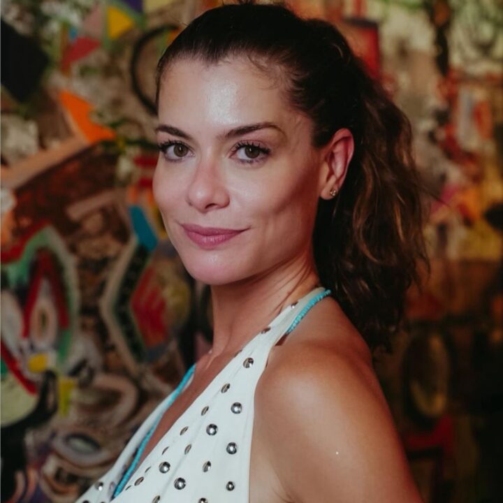Aline Moraes desembarca em Salvador e curte ensaio de verão da Timbalada