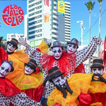 Mascarados, fanfarras e grupos culturais animam o Fuzuê em Salvador; veja vídeo