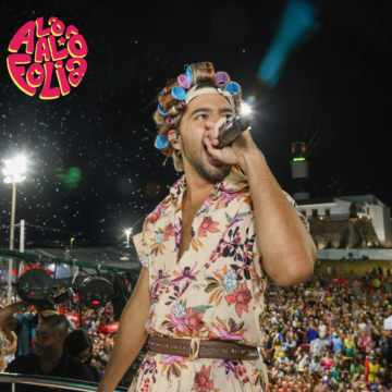 Pedro Sampaio inicia desfile no circuito Barra-Ondina e anima multidão no Farol da Barra