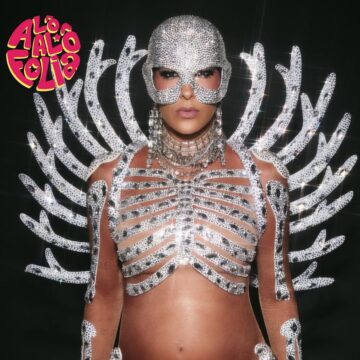 Lore Improta ousa em look para último ensaio técnico da Viradouro