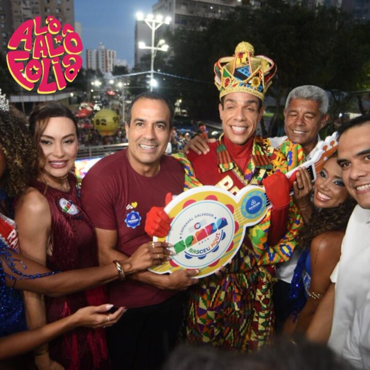 Carnaval de Salvador começa oficialmente com entrega da chave da cidade ao Rei Momo pelo prefeito