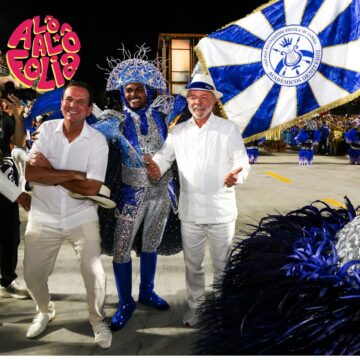 Lula acompanha desfile de escola de samba em sua homenagem na Sapucaí