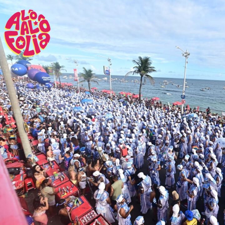 Afoxé Filhos de Gandhy desfila no circuito Barra-Ondina no Carnaval de Salvador