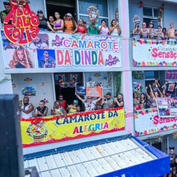 Baianos e turistas transformam varandas em camarotes para ver o Carnaval na Barra