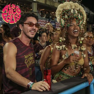 Iza e João Vitor aparecem juntos na Sapucaí um dia após assumir romance