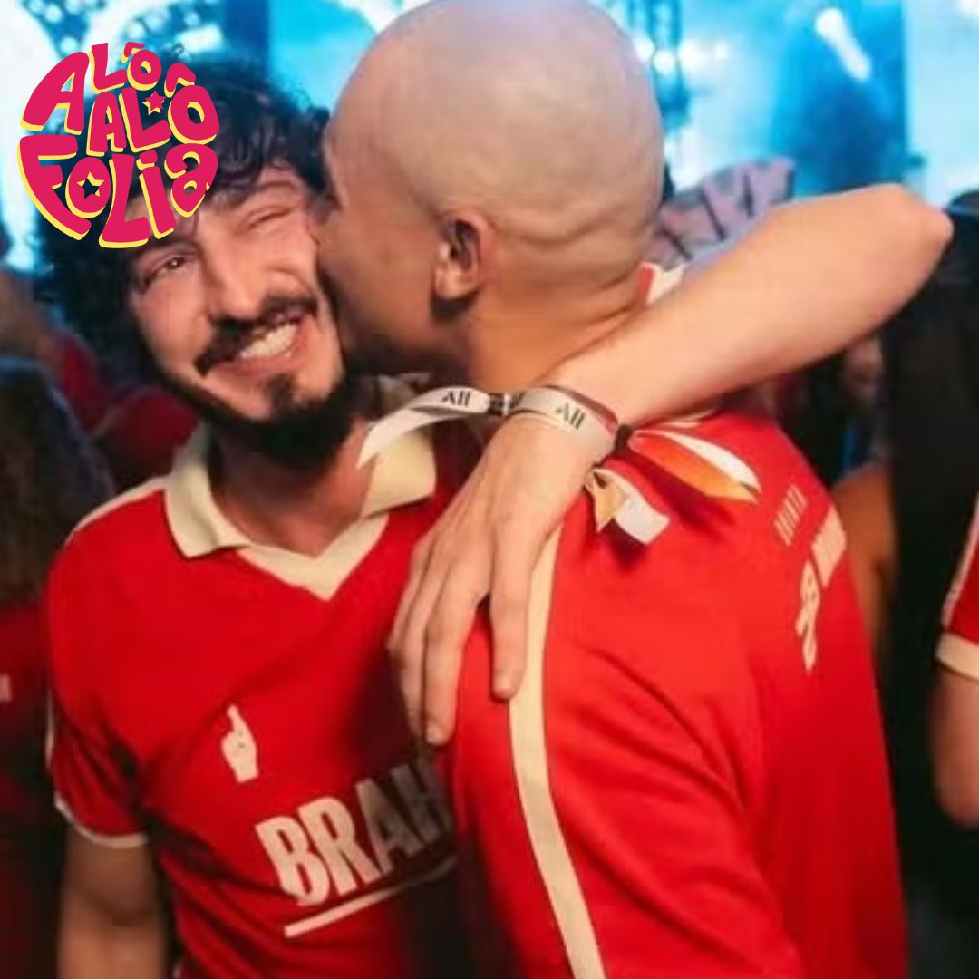 Johnny Massaro ganha beijo do namorado no carnaval de Salvador