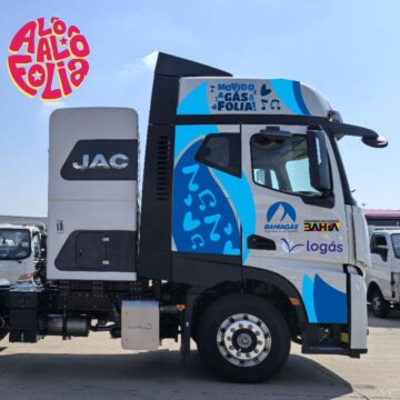 Trios de Armandinho e Olodum desfilam movidos a gás natural no Carnaval de Salvador 2026