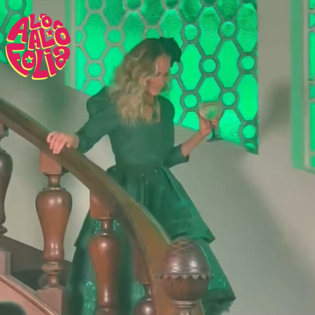 Sarah Jessica Parker chega ao Baile da Arara com look assinado por estilista brasileira