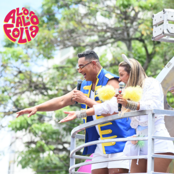 Xanddy sobe no trio para prestigiar despedida de Carla Perez no Carnaval de Salvador