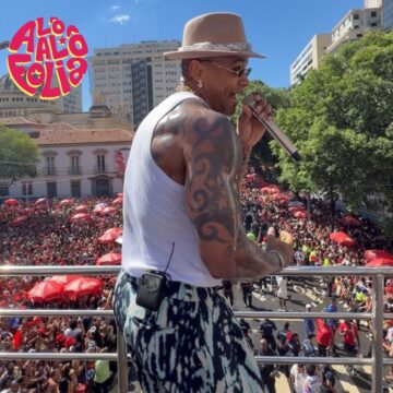 Léo Santana abre álbum do seu desfile no Carnaval do Rio e comemora: “É o pagodão da Bahia no mundo”