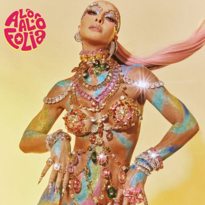 Sabrina Sato impressiona ao desfilar na Marquês de Sapucaí com look cravejado com três mil cristais