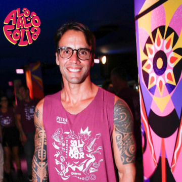 Solteiro, Daniel Cady marca presença no Camarote Salvador: “Curtir com os amigos”