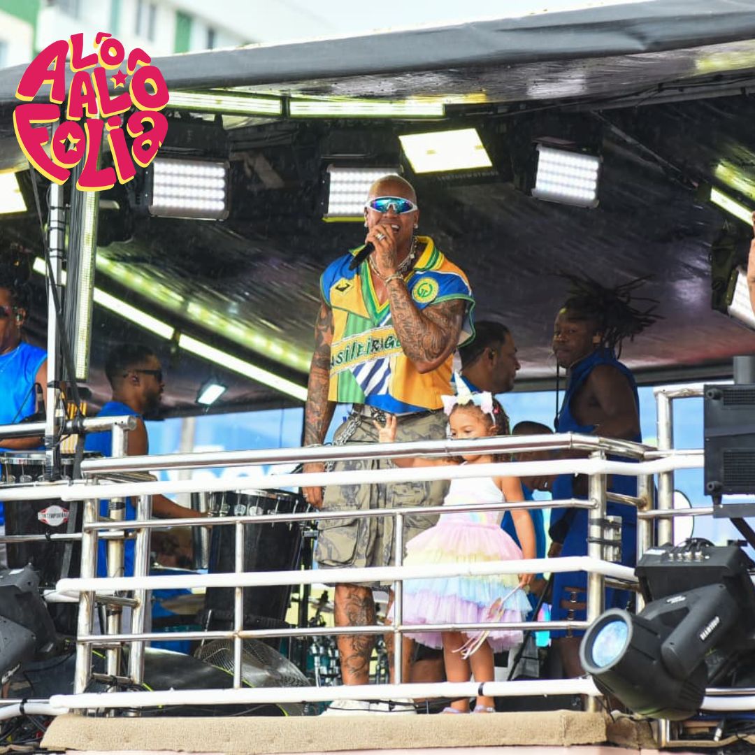 Filha de Léo Santana, Liz aparece no trio com o pai e encanta foliões no Carnaval de Salvador