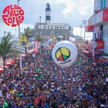 Carnaval em Salvador reúne mais de 1,2 milhão de foliões em primeiro dia de festa