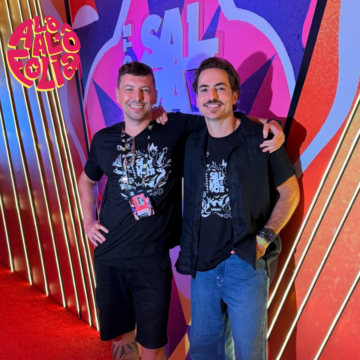 Thales Bretas, viúvo de Paulo Gustavo, marca presença no Camarote Salvador