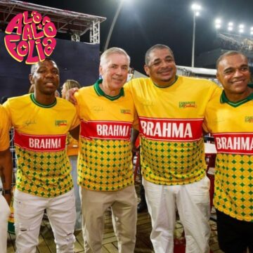 Após passar por Salvador, Carlo Ancelotti encontra ídolos da seleção no Carnaval de São Paulo