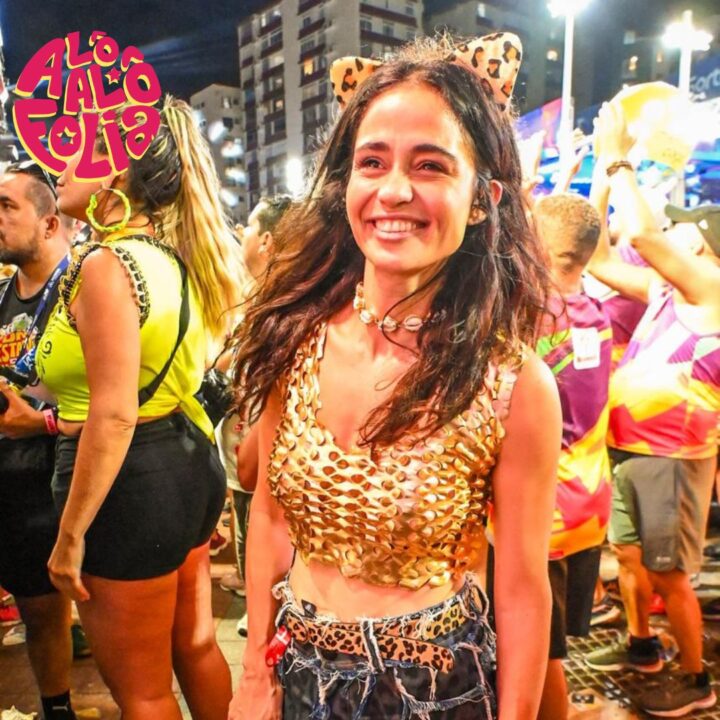 Solteira, Nanda Costa curte Carnaval de Salvador fantasiada de oncinha