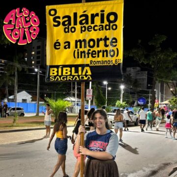 Jovem evangélica viaja mil km para pregar religião no Carnaval de Salvador: ‘O salário do pecado é a morte’