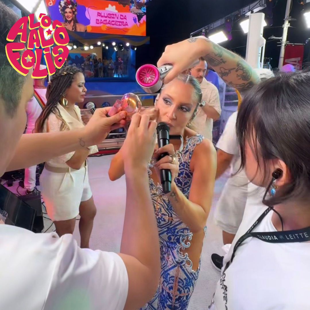 Multifuncional: Claudia Leitte dá show de habilidade ao retocar maquiagem enquanto canta no trio elétrico