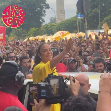 Ivete Sangalo chega para desfilar pela primeira vez no pré-Carnaval de São Paulo; veja vídeo