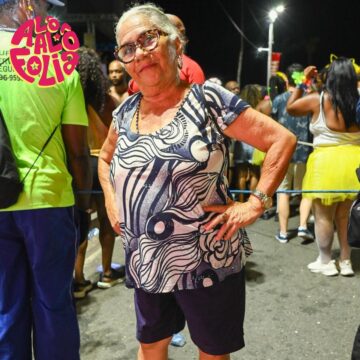 Aposentada baiana de 75 anos curte shows do Fuzuê em meio à multidão: “Enquanto puder e tiver forças, estarei aqui”