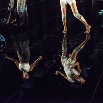 Espetáculo bilíngue apresenta montagem gratuita no Rio Vermelho