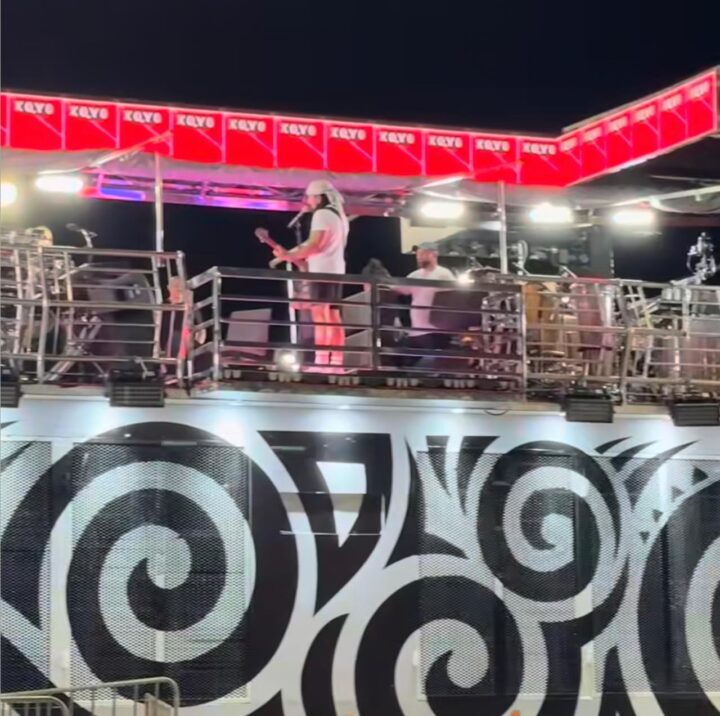 Bell Marques faz passagem de som para maratona de Carnaval