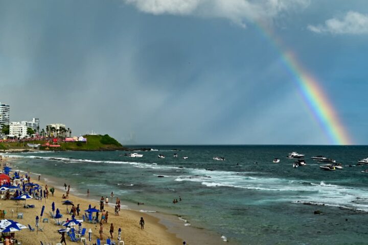 Sábado de Carnaval tem arco-íris iluminando o circuito Barra/Ondina