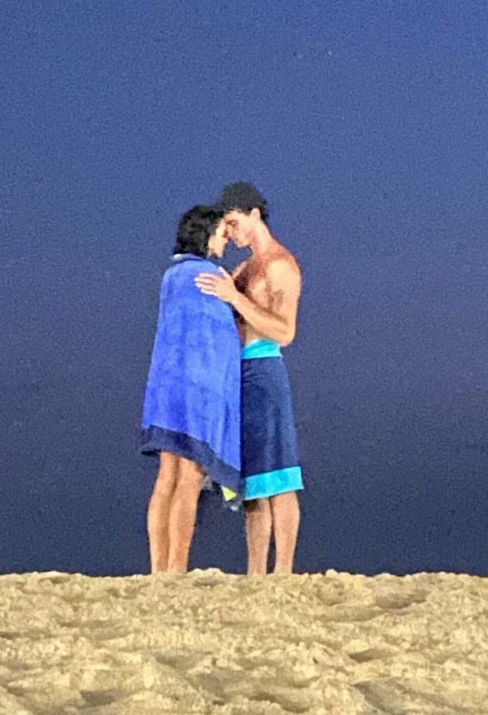 Bruna Marquezine e Shawn Mendes surgem em clima de romance em praia no Rio após Carnaval em Salvador