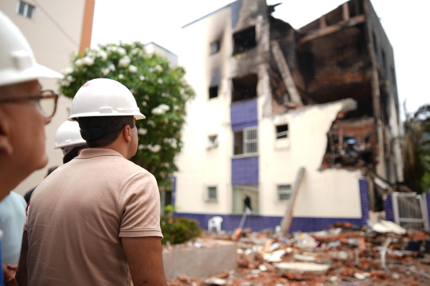 Bruno Reis vistoria prédio atingido por incêndio no Stiep e anuncia assistência a moradores