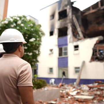 Bruno Reis vistoria prédio atingido por incêndio no Stiep e anuncia assistência a moradores