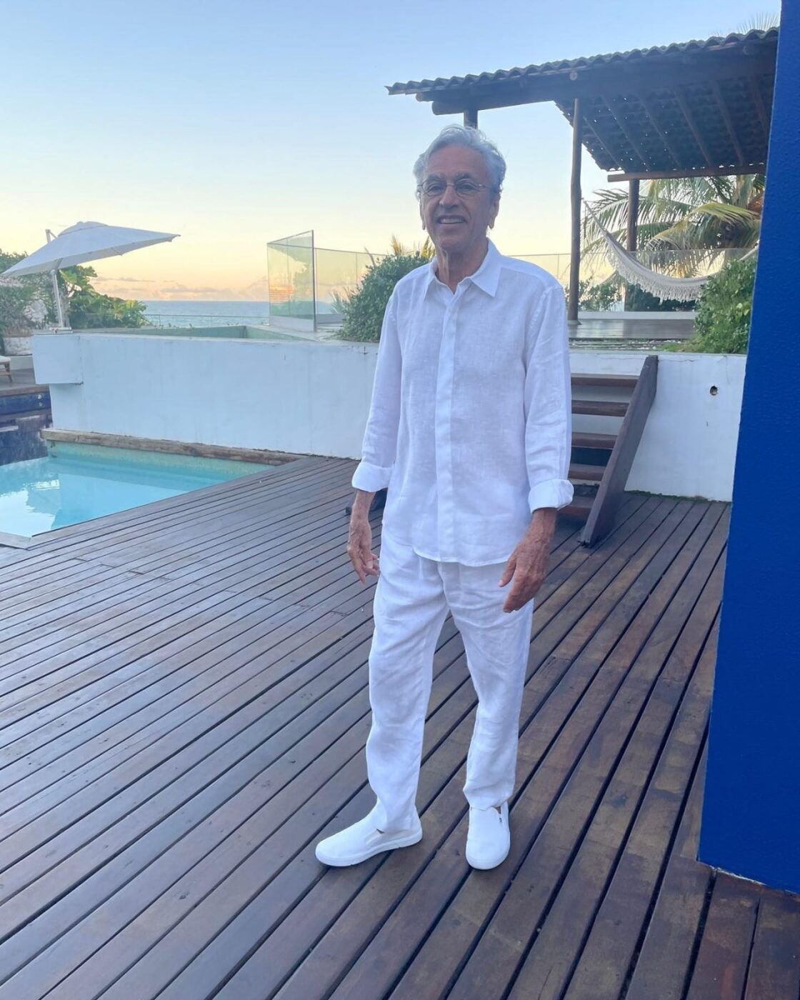 Como é a casa de Caetano Veloso no Rio Vermelho, refúgio cultural com saraus e encontros de artistas