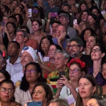Caetano Veloso se emociona ao assistir apresentação do filho em baile de Carnaval da Orquestra Sinfônica da Bahia