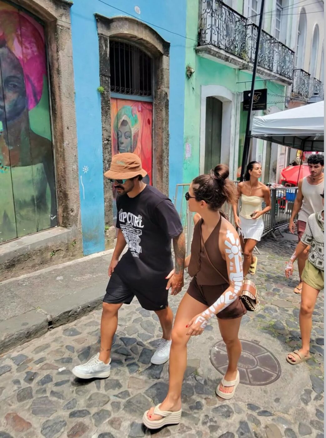 Após o Carnaval, Caio Castro circula por Salvador e visita pontos turísticos com a namorada