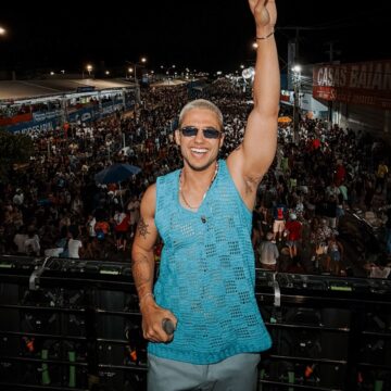Cantor chora ao reencontrar namorada no Carnaval de Salvador: “Mais de um mês que não vejo essa mulher”