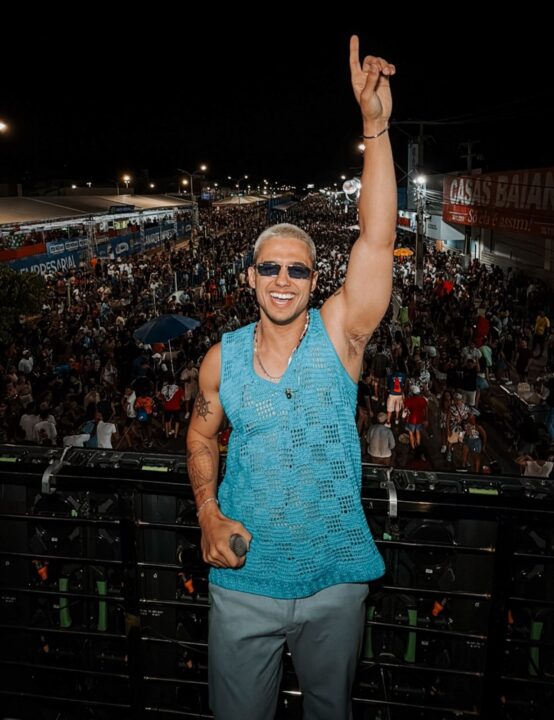 Cantor chora ao reencontrar namorada no Carnaval de Salvador: “Mais de um mês que não vejo essa mulher”