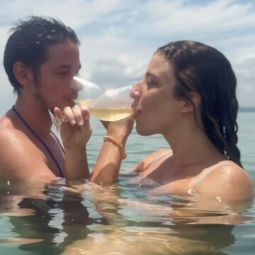 Em Salvador, Rubel emociona ao pedir a namorada em casamento no meio do mar