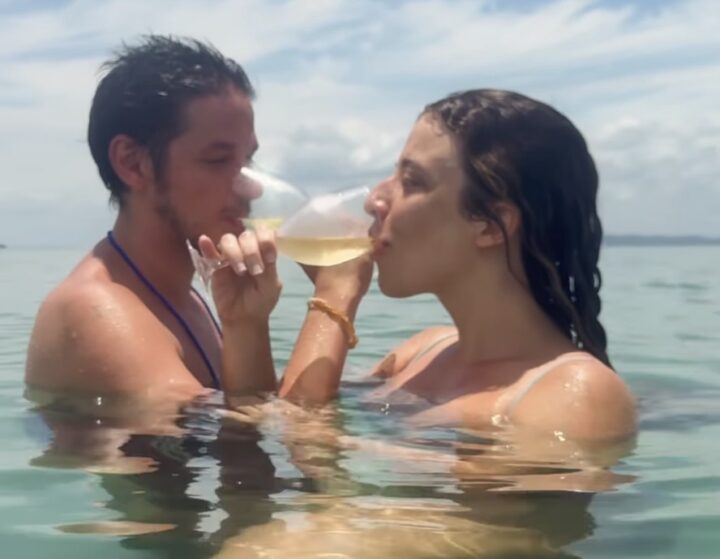 Em Salvador, Rubel emociona ao pedir a namorada em casamento no meio do mar