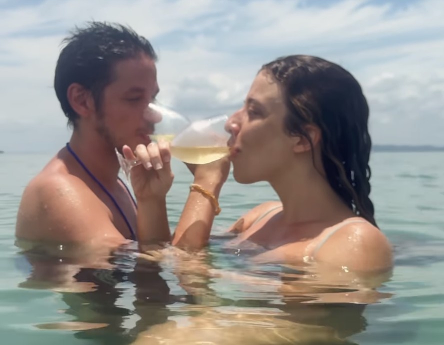 Em Salvador, Rubel emociona ao pedir a namorada em casamento no meio do mar