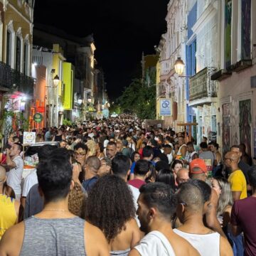 Santo Antônio Além do Carmo fica lotado com desfile de blocos no pré-Carnaval; veja fotos