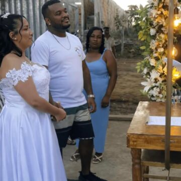 Casamento com noivo de bermuda viraliza após cerimônia temática em Itacaré