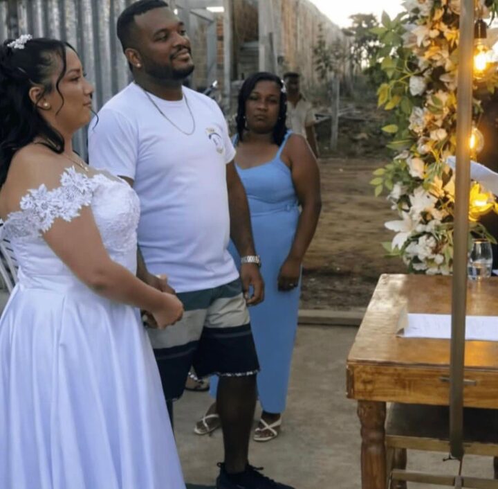 Casamento com noivo de bermuda viraliza após cerimônia temática em Itacaré
