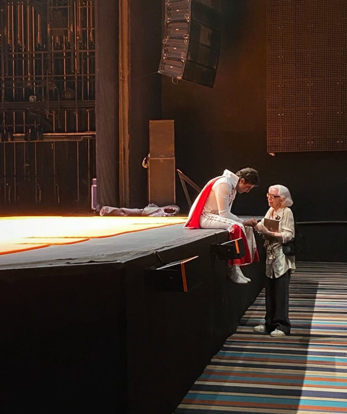 Chay Suede recebe carinho de Fernanda Montenegro após espetáculo no Rio