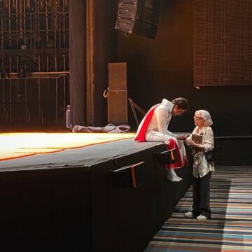 Chay Suede recebe carinho de Fernanda Montenegro após espetáculo no Rio