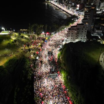 Melhor Segunda-Feira do Mundo reúne multidão no pré-Carnaval de Salvador com homenagem ao samba