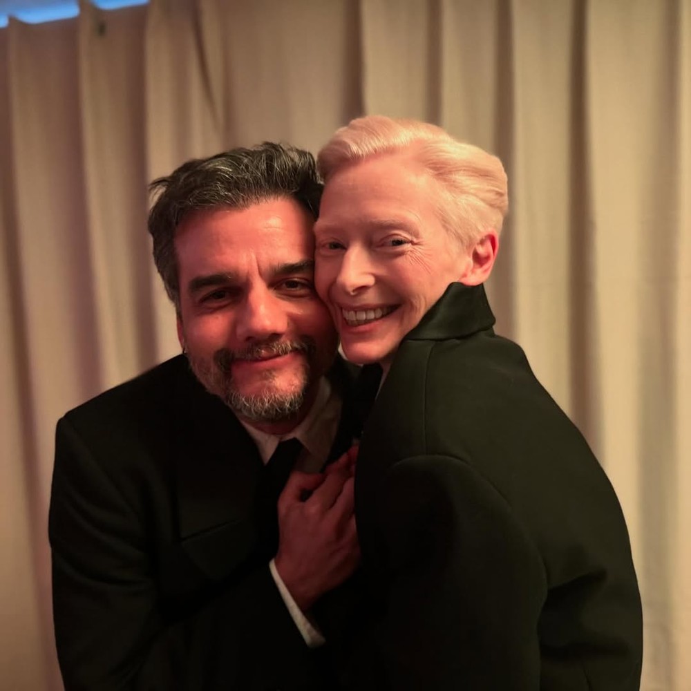 Wagner Moura e Tilda Swinton dão abraço carinhoso durante evento em Londres