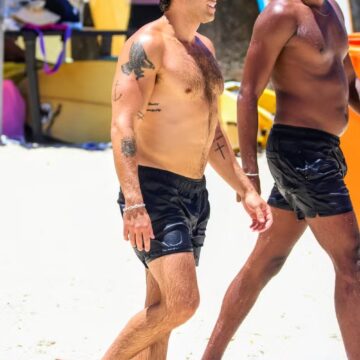 Chay Suede aproveita domingo de Carnaval para curtir praia no Rio