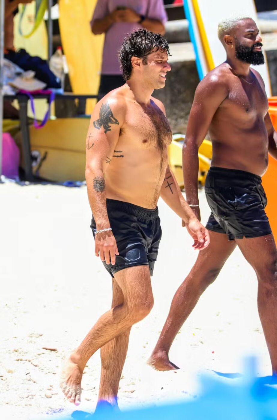 Chay Suede aproveita domingo de Carnaval para curtir praia no Rio