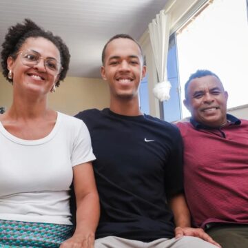 Filho de baiana de acarajé e soldador, jovem baiano é aprovado em Medicina na USP e na UFBA